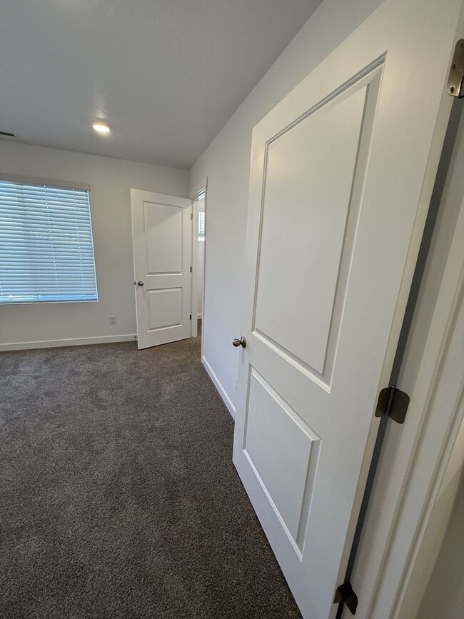 Building Photo - Charming Townhome in Provo, UT  $500 gift card if rented before Valentines day, Pets upon approval