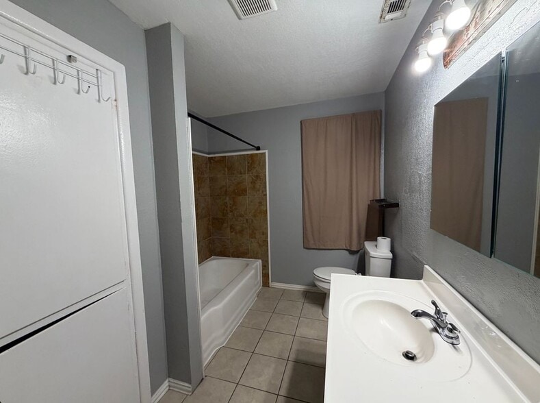 Building Photo - 2104 Hillburn Dr