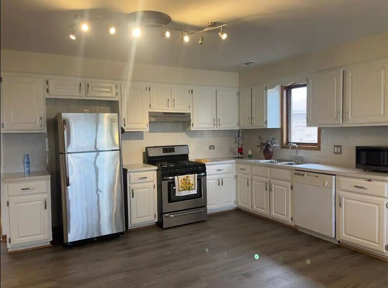 Building Photo - 8821 N Greenwood Ave