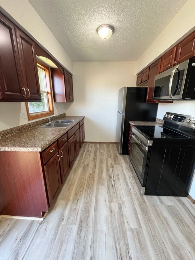 Building Photo - 2 Bed/1 Bath Duplex with Garage and Unfinished Basement!