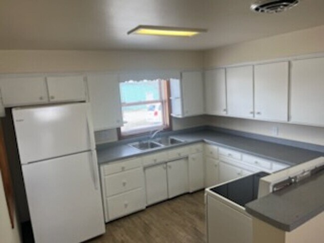 Building Photo - E0272 WI-54