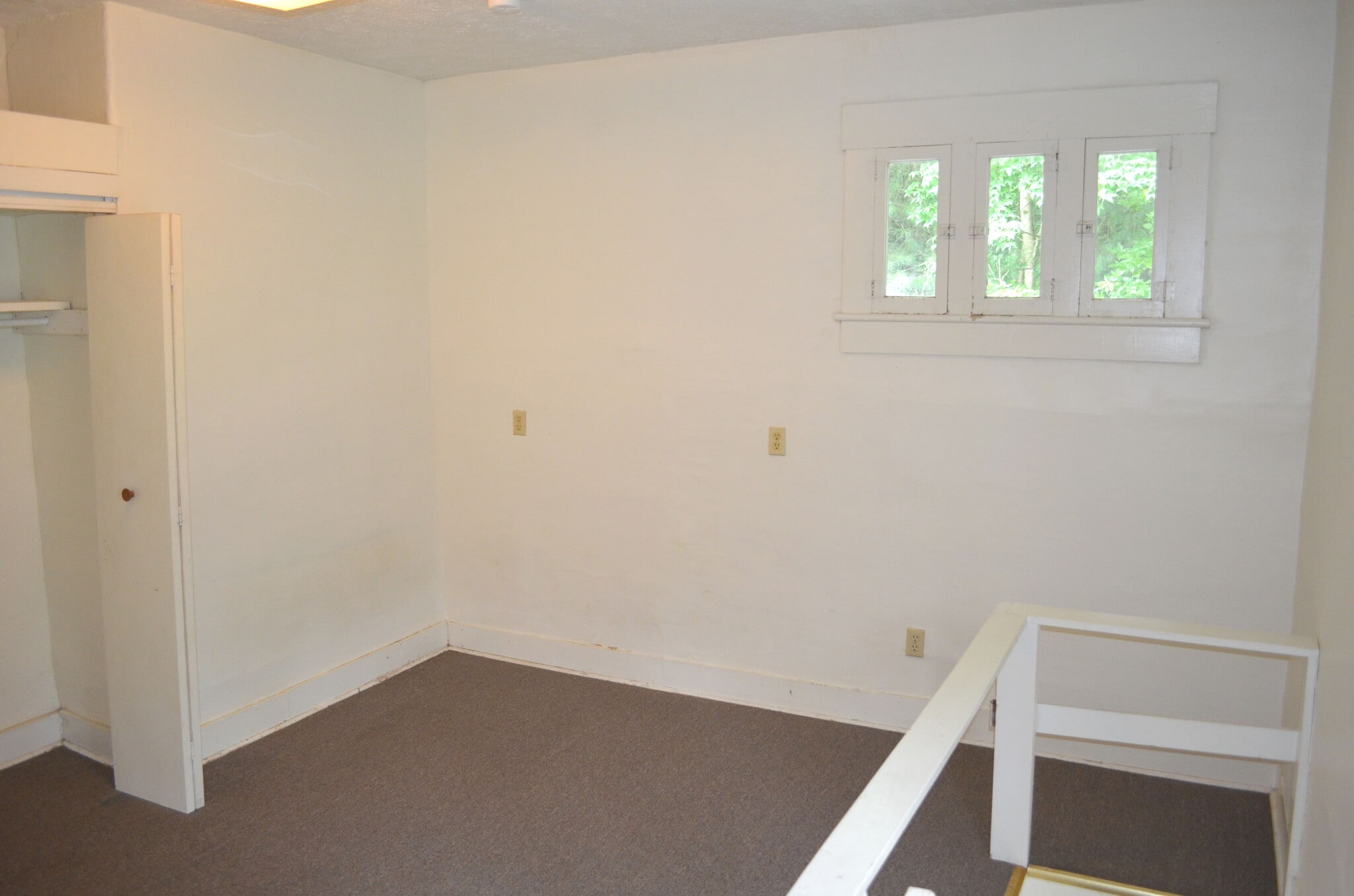Building Photo - 17360 Riverside Dr