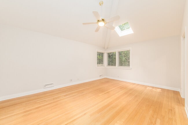 Building Photo - 924 Brookline Ln