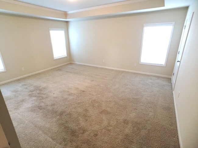 Building Photo - Modern 3BR Townhome - Swim/Tennis and More!