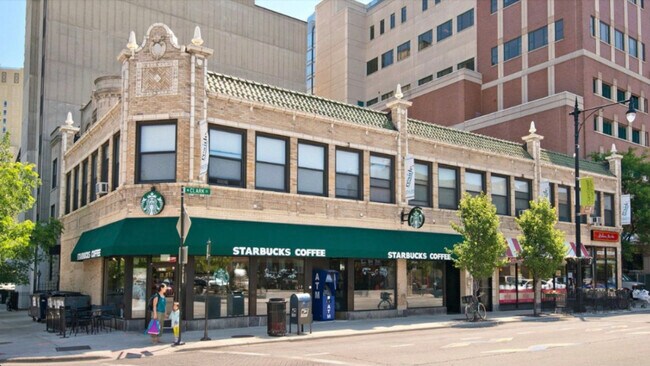 Primary Photo - 2525 N Clark St