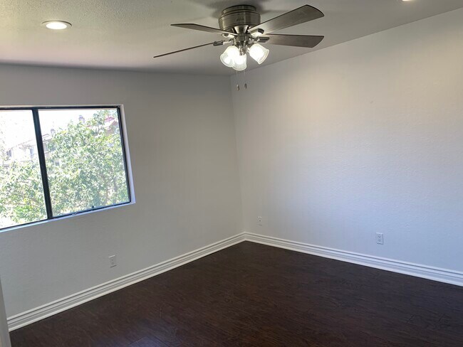 Building Photo - 9802 Mammoth Dr