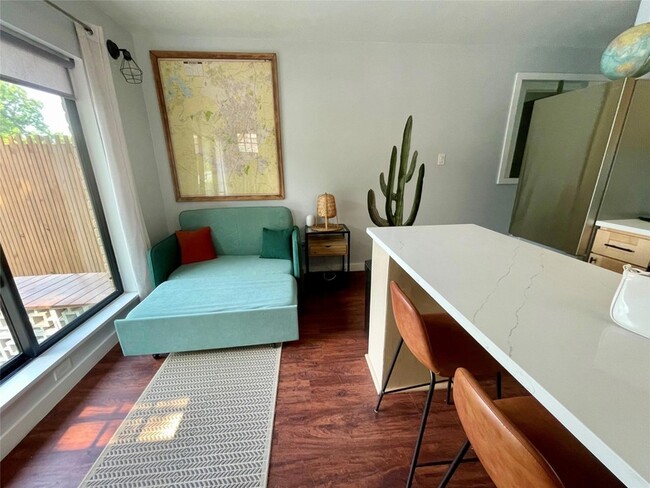 Building Photo - 1023 Nile St