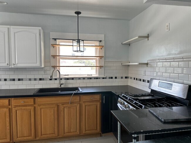 Building Photo - 2834 S Mansfield Ave