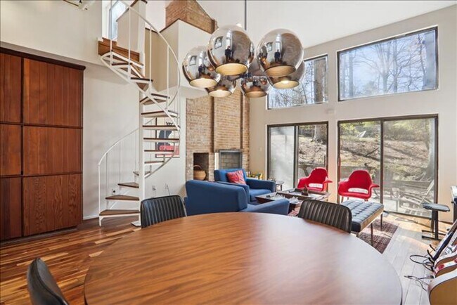 Building Photo - Uniquely located, and beautifully appointe...