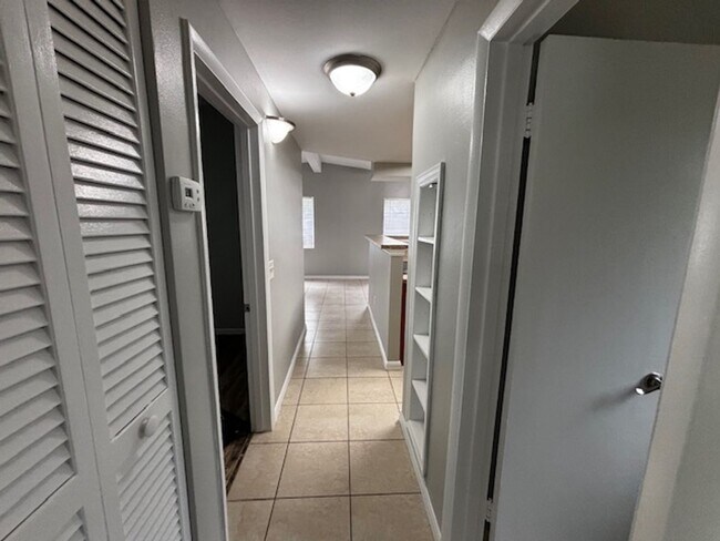 Building Photo - 2 or could be 3 bedroom -1 bath home in Deltona