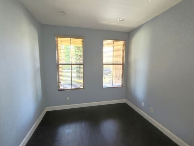 Building Photo - 133 Chantilly