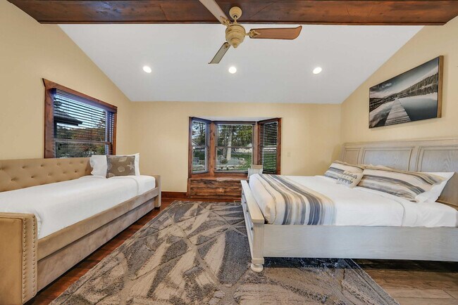 Building Photo - 201 Shady Ozark Ln