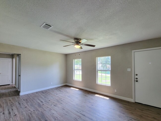 Building Photo - RECENTLY REMODELED 3 BEDROOM LEASE HOME