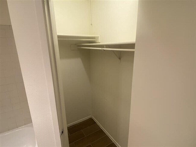 Building Photo - Cute 2/2 duplex with a garage