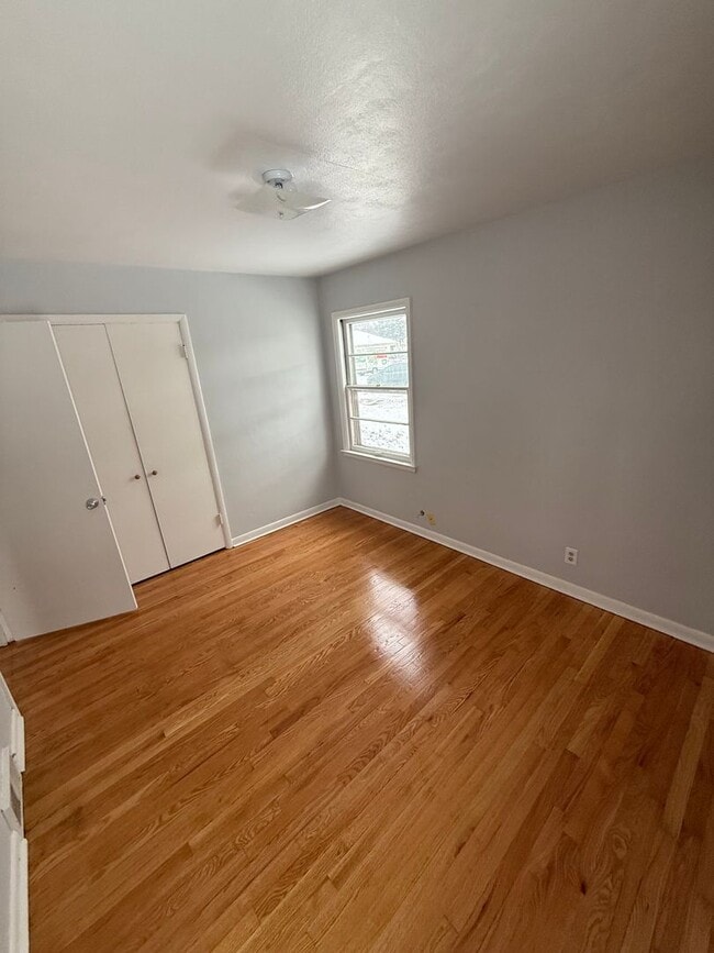 Building Photo - 4 Bedroom / 1 Bathroom House