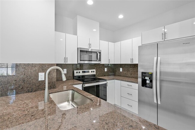 Building Photo - 5745 SW 44th Ct