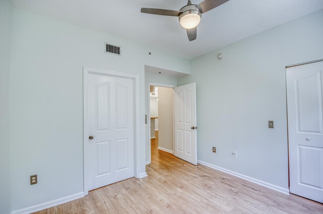 Building Photo - 2206 Myrtlewood Cir E