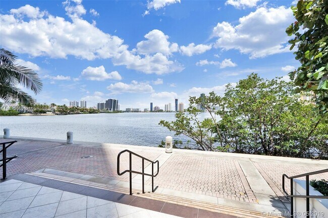 Building Photo - 2800 Island Blvd
