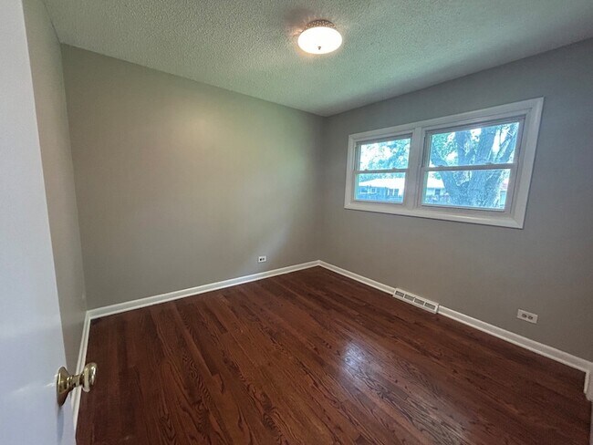 Building Photo - 1716 Maple Ln