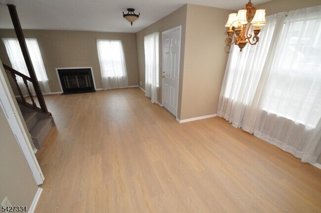 Building Photo - 352 Greenbriar Dr