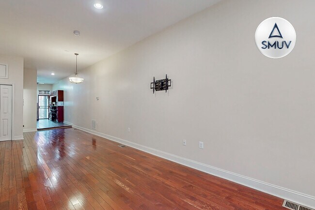 Building Photo - 2225 Brookfield Ave