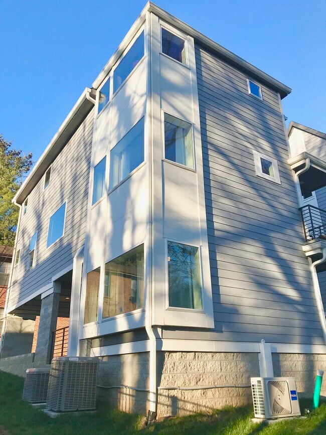 Building Photo - 2208 Elliott Ave