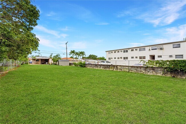 Building Photo - 121 SW 71st Ave