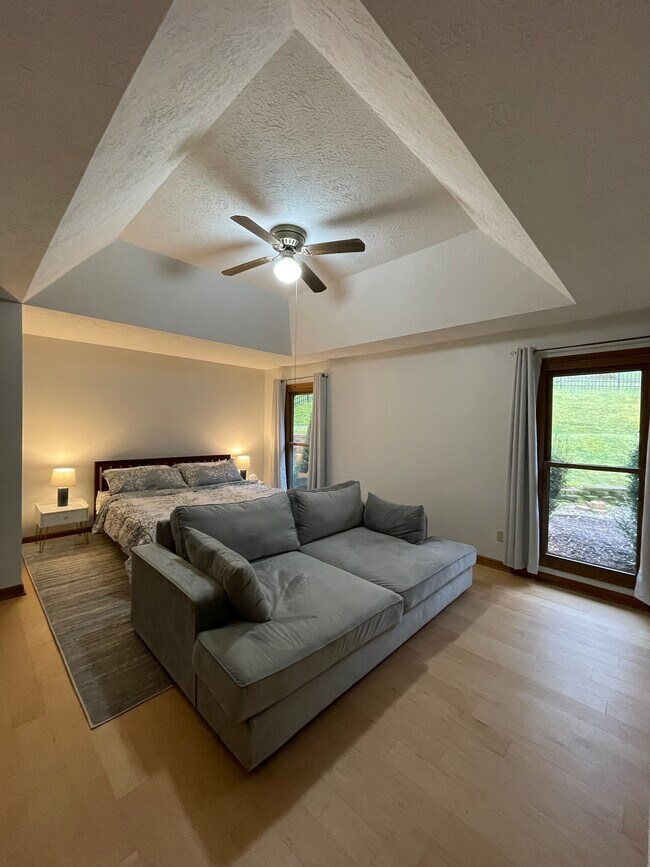 Building Photo - 4683 Shadyside Ln