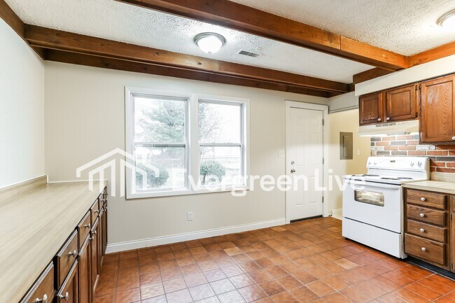 Building Photo - 5336 Mapleridge Dr