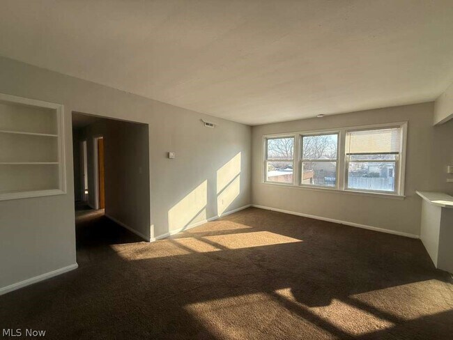 Building Photo - 2027 Warrensville Center Rd