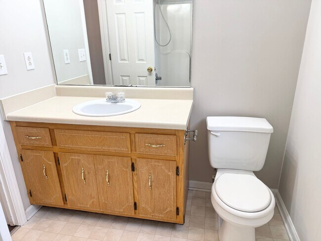 Building Photo - 3 Bedroom 2 Bathroom Open Kitchen