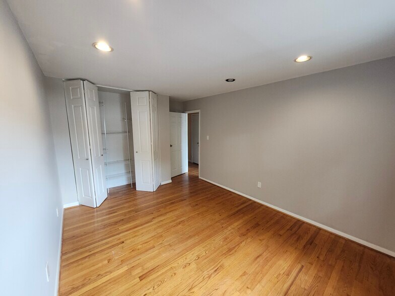 Building Photo - 10 Poinsettia Ct