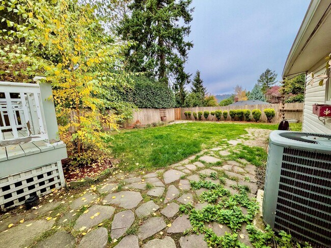 Building Photo - Darling 2 Bed 1 Bath 1940's Cottage Near Multnomah Village is a Must See!