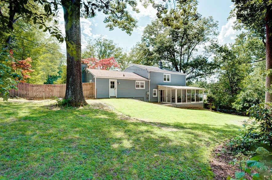 Building Photo - 7 Carol Ln