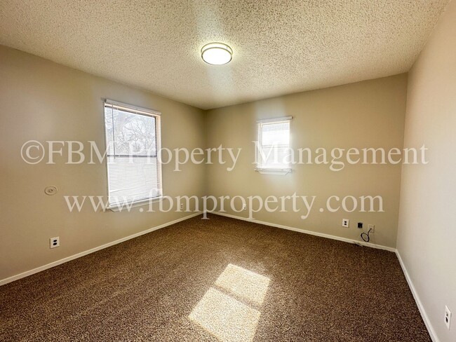 Building Photo - 307 S 9th St