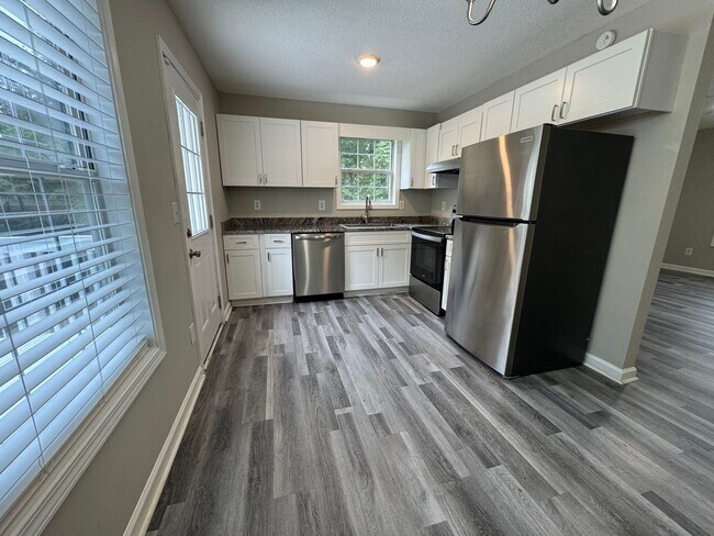 Building Photo - 3 Bedroom 2 Bath Split Level w/ Bonus Room...