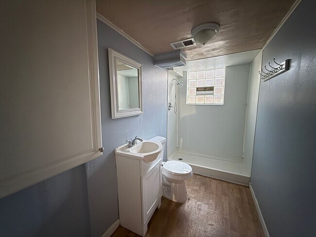 Building Photo - Beautifully Updated Home near Federal & Al...