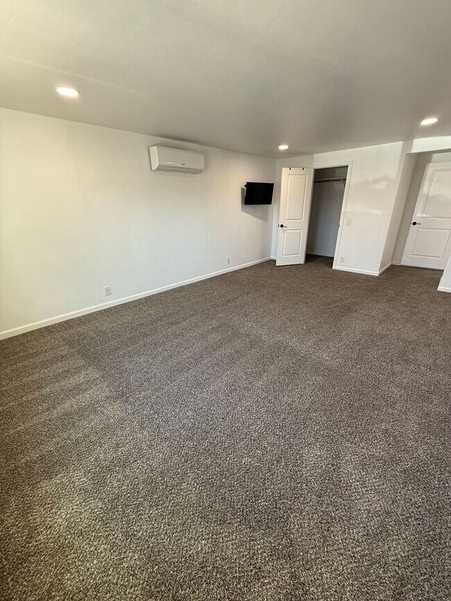 Building Photo - House For Rent