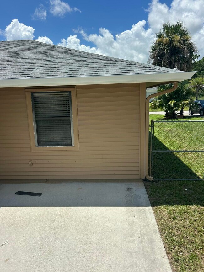Building Photo - 1019 SW Aurelia Ave