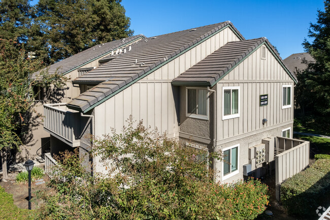 Building Photo - Lakeview Condominiums