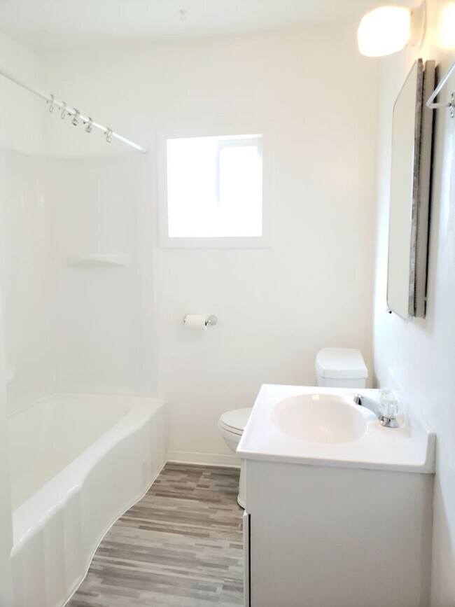 Building Photo - Cozy 1 bed, 1 bath house! Centrally located with washer & dryer!