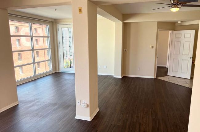 Building Photo - Fantastic Penthouse Unit Downtown Marina D...