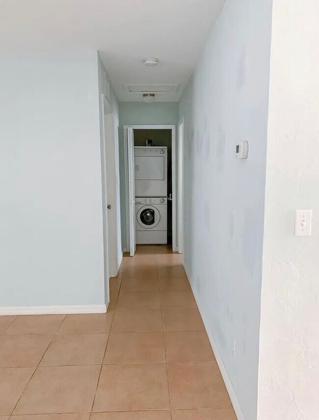 Building Photo - Hottest location, unit available near best beaches and downtown