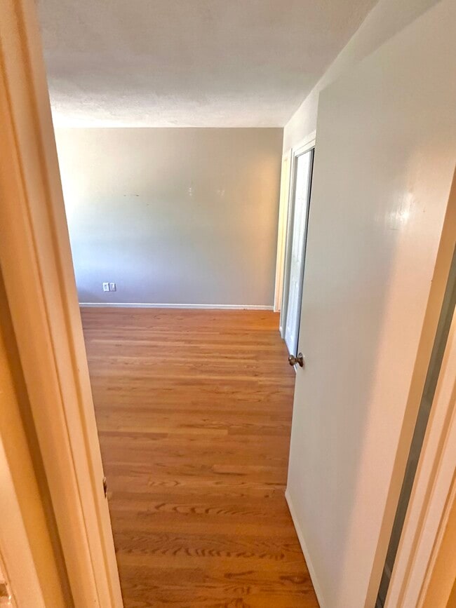 Building Photo - 991 Piedmont Dr