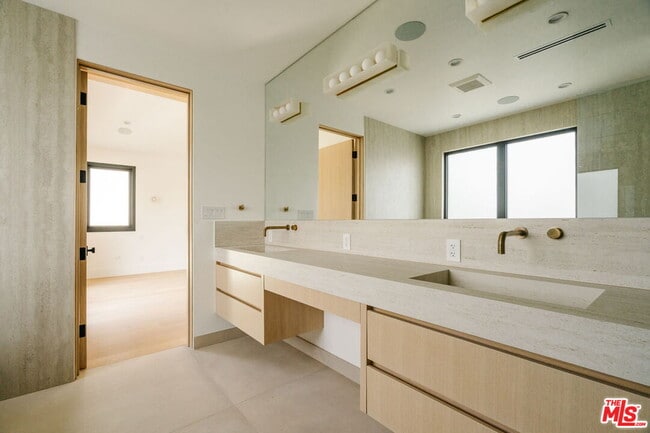 Building Photo - 4087 Kraft Ave