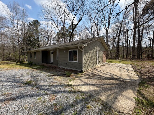 Building Photo - Charming 4/2.5 House in Armuchee- $1,995