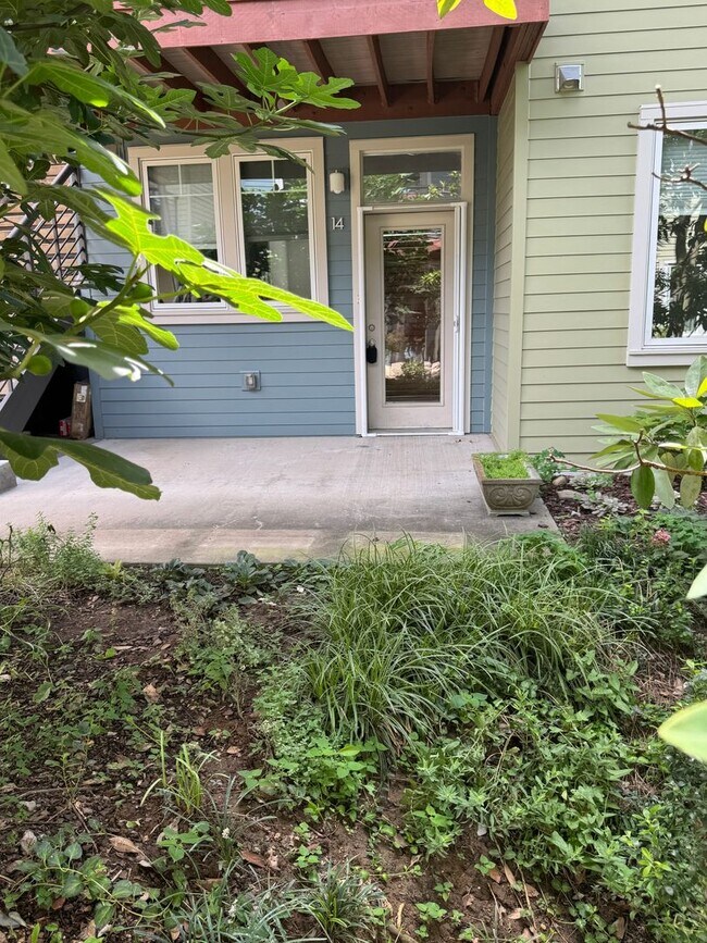 Building Photo - Beautiful 2 bed /1 bath condo in desirable Germantown - walking distance to coffee shops, restaur...