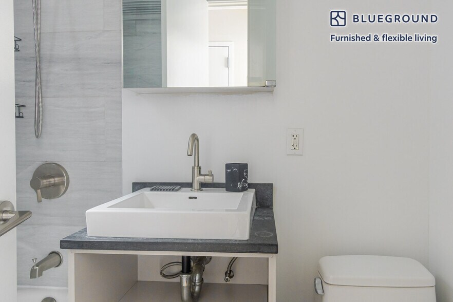 Building Photo - 515 W 47th St