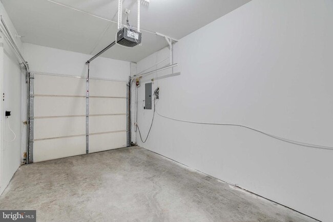 Building Photo - 228 W George St