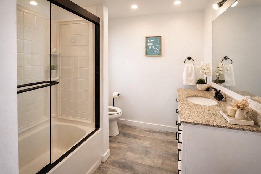 Building Photo - 553 W Center St